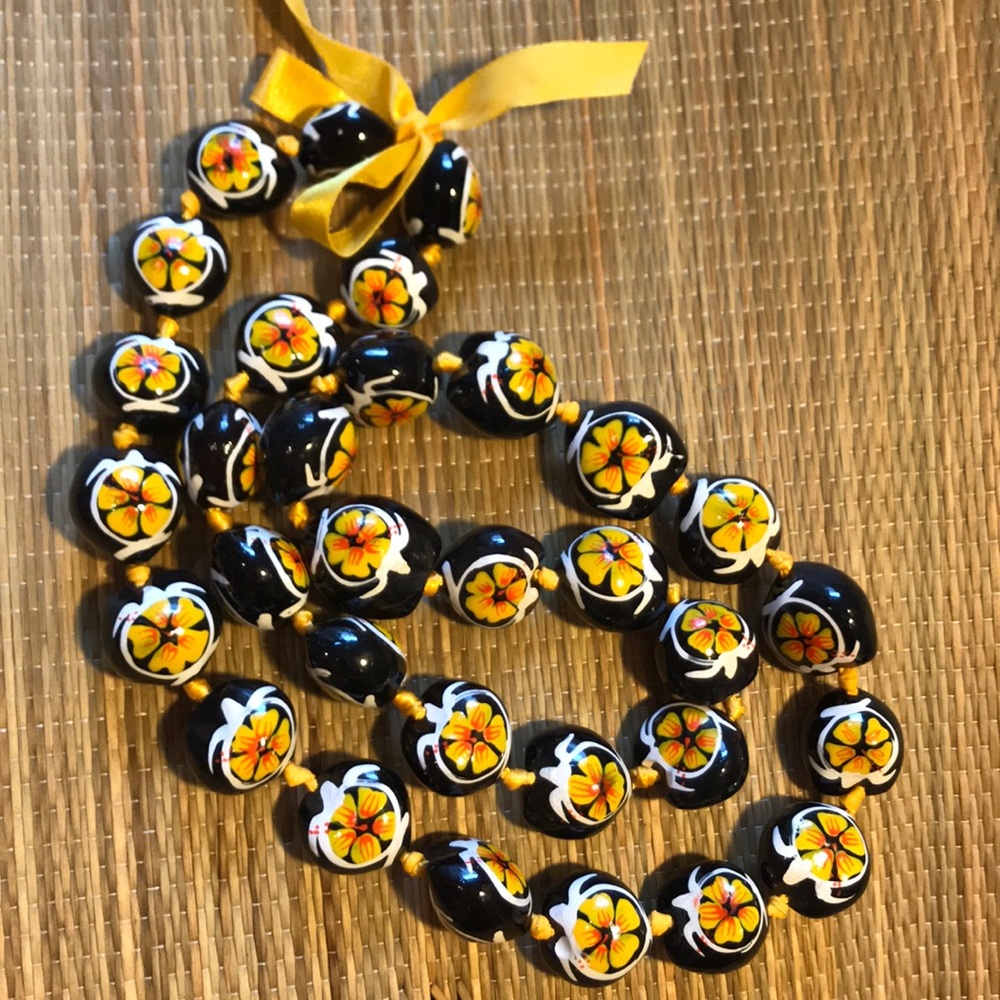 🌺 32" Kikui Nut lei Yellow hibiscus White turtles